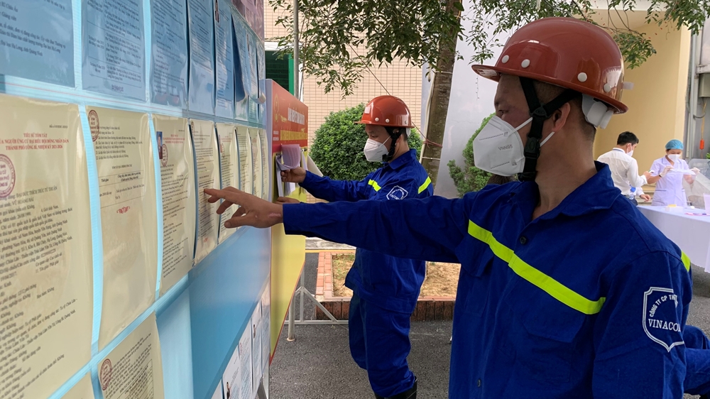 Thợ mỏ và công nhân lao động ngành than tại Quảng Ninh đến các điểm bỏ phiếu bầu cử đại biểu Quốc hội khóa XV và đại biểu Hội đồng nhân dân các cấp nhiệm kỳ 2021-2026.